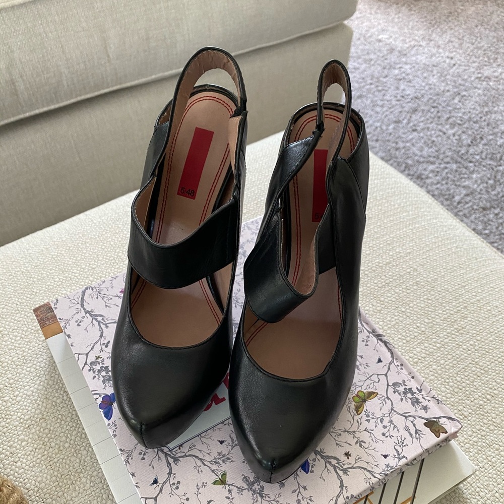 5/48 Black Leather Pumps